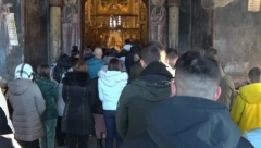 BOŽIĆ PROSLAVLJAJU SA STREPNJOM Žitelji Gračanice uznemireni zbog napada na srpske dečake (VIDEO)