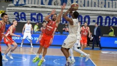 CRVENO-BELI SE PROŠETALI KROZ SKOPLJE Kampaco vodio Zvezdu do pobede protiv MZT-a