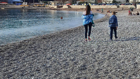 PANIKA U POPULARNOM GRČKOM LETOVALIŠTU Ajkula snimljena u plićaku (VIDEO)