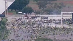 OPŠTI HAOS U BRAZILU Pristalice Bolsonara upale u predsedničku palatu, zgrade Kongresa i Vlade - predsednik van zemlje! (VIDEO)