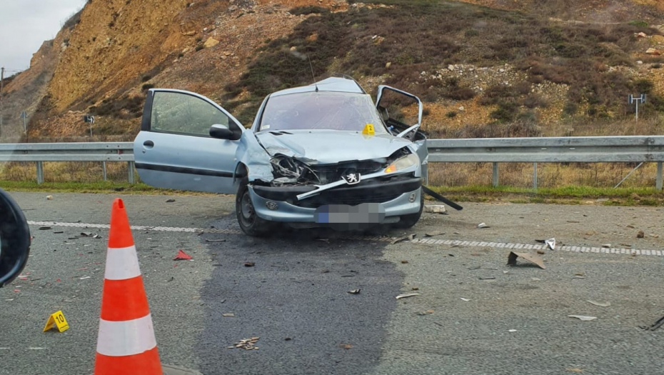 ZAKUCALI SE U OGRADU, AUTOMOBIL POTPUNO SMRSKAN Stravične scene na mestu udesa na Zrenjaninskom putu