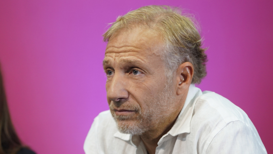 "U PETOM RAZREDU NIJE BILO DEVOJČICE KOJU NISAM ŠTIPNUO" Milan Kalinić govorio o nasilju, pa zbog ove izjave naišao na osudu javnosti! (VIDEO)