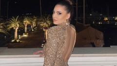 I ONA KRENULA DA SE SKIDA! Džejla Ramović u vrelom izdanju, duboki šlic koji doseže do intime! (FOTO)