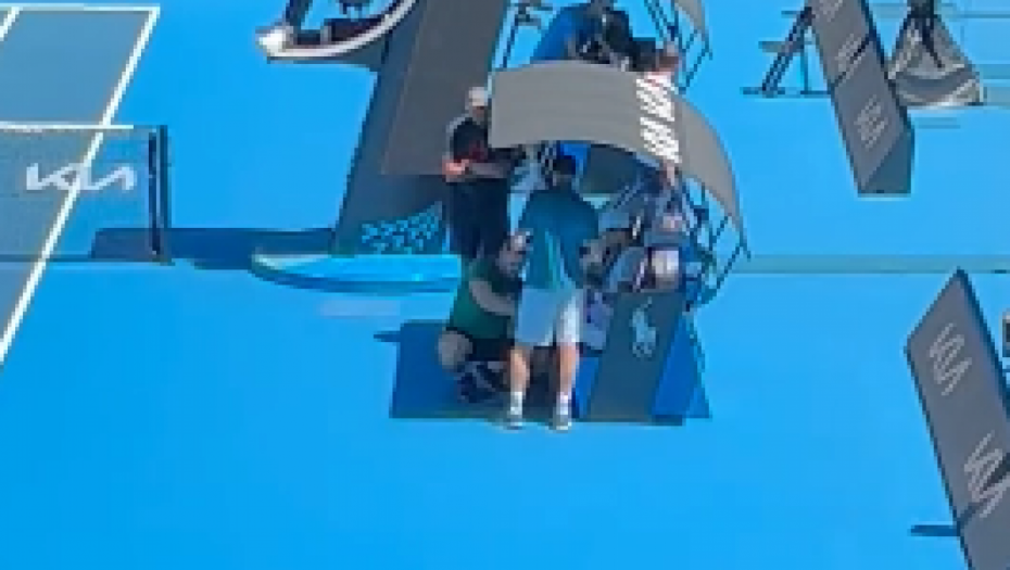 DRAMA U MELBURNU Novak morao ranije da prekine trening meč, svi su se okupili oko njega, šta se dešava sa Đokovićem? (VIDEO)