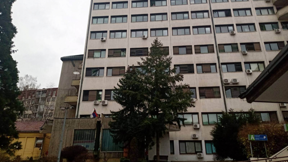 ČETIRI OSOBE POVREĐENE, HITNO PREVEZENE U BOLNICU Ogromno stablo palo na porodicu u Užicu!