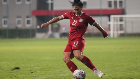 SRPKINJA SPREMNA DA POKORI OSTRVO Dejana Stefanović stigla u Premijer ligu, pa za "Alo!" govorila o Crvenoj zvezdi, reprezentaciji i dve posebne želje u 2023. godini (FOTO)