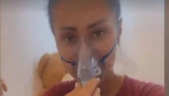 UPLAŠILA PRATIOCE Pevačica s maskom za kiseonik otkazala nastupe (FOTO)