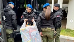 NIŠKI ŽANDARMI PODELILI PAKETIĆE DECI NA LEČENJU U KLINIČKOM CENTRU Deceniju brinu o mališanima za srpsku Novu godinu