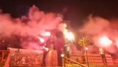 OVAKO SRBI U KOSOVSKOJ MITROVICI SLAVE NOVU GODINU Baklje, zastave, vatrometi i patriotski motivi ispred Hrama Svetog Dimitrija (VIDEO)