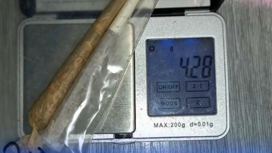 PAO ZBOG DILOVANJA Policija  mu u stanu  pronašla  marihuanu i vagicu