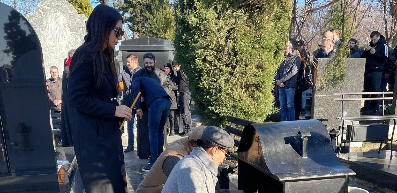 23 GODINE OD ARKANOVOG UBISTVA Upravo se održava pomen na Novom groblju: VELJKO, CECA I ANASTASIJA UTUČENI (VIDEO)