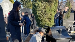 23 GODINE OD ARKANOVOG UBISTVA Upravo se održava pomen na Novom groblju: VELJKO, CECA I ANASTASIJA UTUČENI (VIDEO)