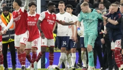 HAOS U LONDONU NAKON DERBIJA Navijač uleteo na teren i šutnuo golmana Arsenala (VIDEO)
