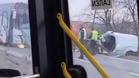DRAMA KOD LAZAREVCA Sudar autobusa i automobila, jedna osoba bez svesti!