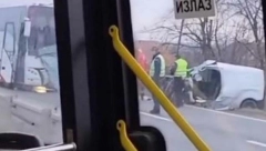DRAMA KOD LAZAREVCA Sudar autobusa i automobila, jedna osoba bez svesti!