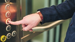 OVO SU LEGLA BAKTERIJA, A STALNO IH DODIRUJETE Najveći izvori zaraze su korpa u prodavnici, mobilni, dugmići u liftu...