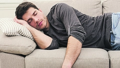 PRITISNITE OVU TAČKU NA RUCI I ZASPAĆETE ZA DVA MINUTA On tvrdi da deluje, a evo šta kaže nauka