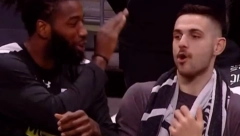 HIT SCENA U ARENI Lesor učio Papapetrua navijačku pesmu "grobara" (VIDEO)