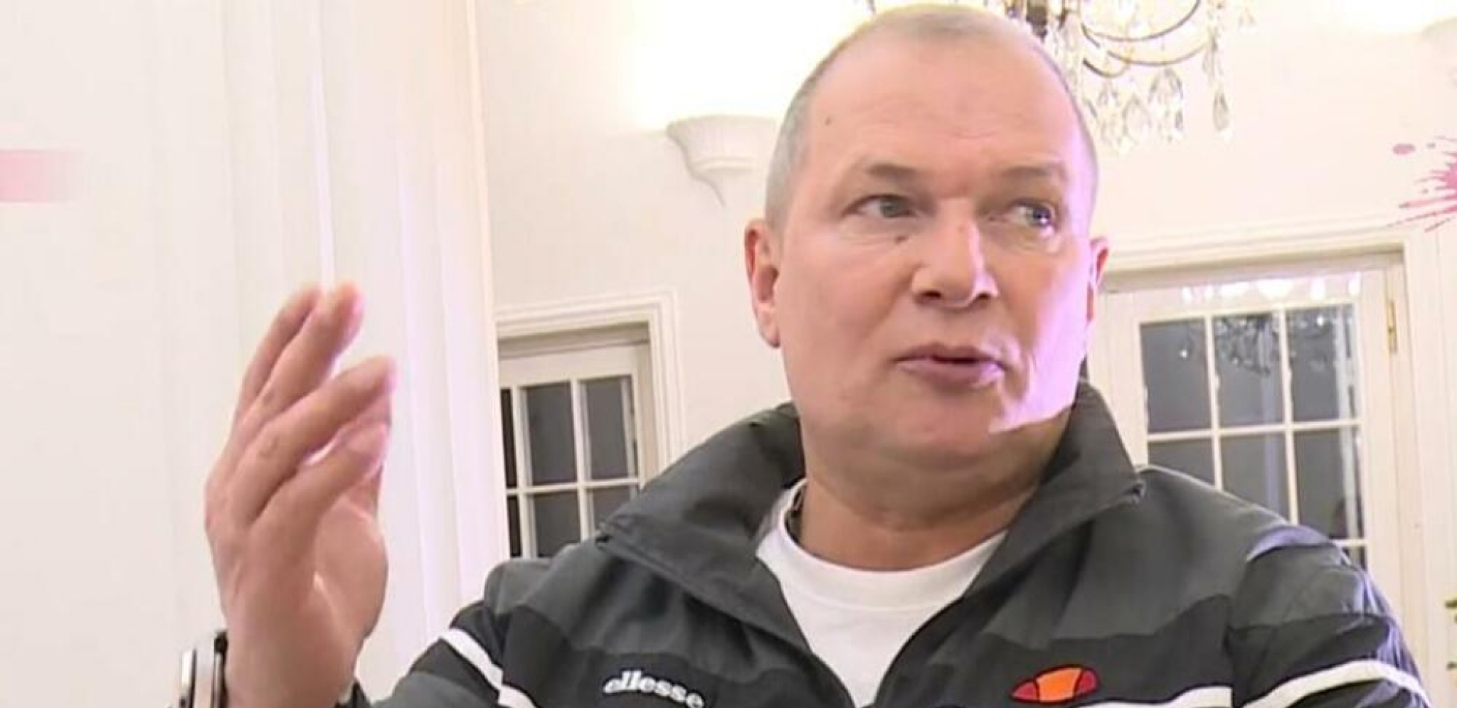 ŽESTOKO OPLEO PO ANĐELI Osman Karić nije štedeo zadrugarku, udario na njen moral: GUŠI ZVEZDANA, KAO BARBIKA JE!