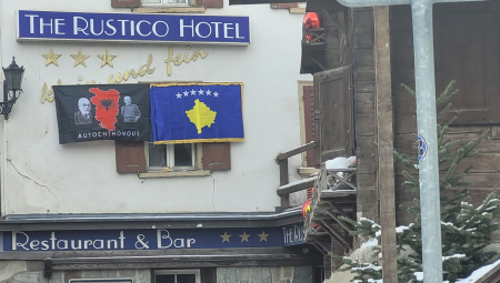 ŠIPTARI IMA DA CRKNU OD MUKE! Skinute zastave "Velike Albanije" i tzv. Kosova u Davosu