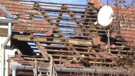 DETALJI TRAGEDIJE U MOKRINU Sin pokušavao da spasi majku koja je ostala zaglavljena u kupatilu!