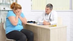 ČOKOLADA ILI JAGODA Doktor dobio otkaz jer je detetu sa upalom grla propisao sladoled I video igrice