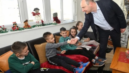 GRADONAČELNIK NOVOG SADA U POSETI SEDMOČLANOJ PORODICI U FUTOGU Đurić: Moja obaveza kao gradonačelnika jeste da brinem o svim građanima
