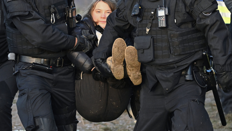 "POLICIJA NAS JE OBORILA NA ZEMLJU" Oglasila se Greta Tunberg nakon privođenja