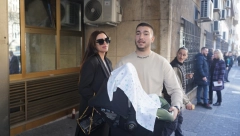 MIRKO ŠIJAN IZVEO IZ PORODILIŠTA BOJANU I SINA Ponosni roditelji ne skidaju osmeh sa lica, trenutak ovekovečili i poljupcem pred svima! (FOTO)