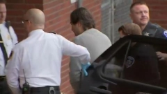 PRVI SNIMAK BRAJANA VOLŠA NAKON OPTUŽBE Policajci ga uvode u zgradu suda, više se ne smeje! (VIDEO)