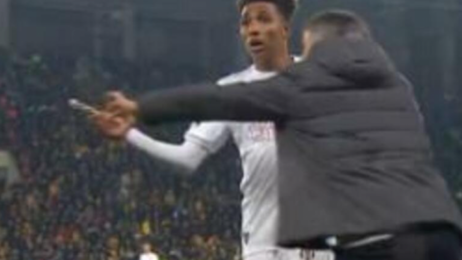 ŠOK SCENA NA TRAVNATOM TERENU Fudbaler sa "bokserom" u ruci krenuo ka delegatu (VIDEO)