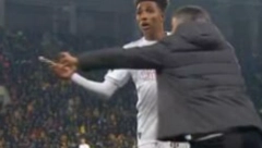 ŠOK SCENA NA TRAVNATOM TERENU Fudbaler sa "bokserom" u ruci krenuo ka delegatu (VIDEO)