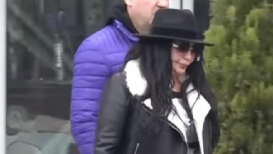 BEZ TRUNKE ŠMINKE, UTEGNUTA U HELANKE Stoja ponovo iznenadila, EVO KAKO IZGLEDA KADA MISLI DA JE NIKO NE GLEDA (FOTO/VIDEO)