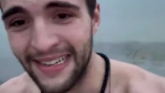 PLIVAO ZA ČASNI KRST Veljko Ražnatović ispoštovao pravoslavne običaje, SKOČIO U LEDENU VODU, PA PORUČIO OVO (VIDEO)