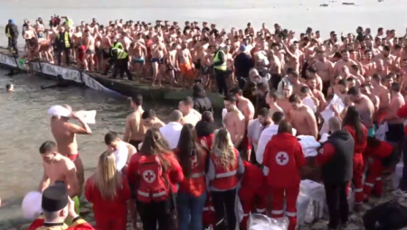 BOGOJAVLJENSKO PLIVANJE ZA ČASNI KRST U nadmetanju za simbol hrišćanstva pobednik je Petar Jović (24) (VIDEO)