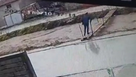 SNIMCI TRAGEDIJE U NOVOM PAZARU Sin-heroj skočio u nadošlu reku da spasi oca, ali bujica ga je povukla (UZNEMIRUJUĆI VIDEO)