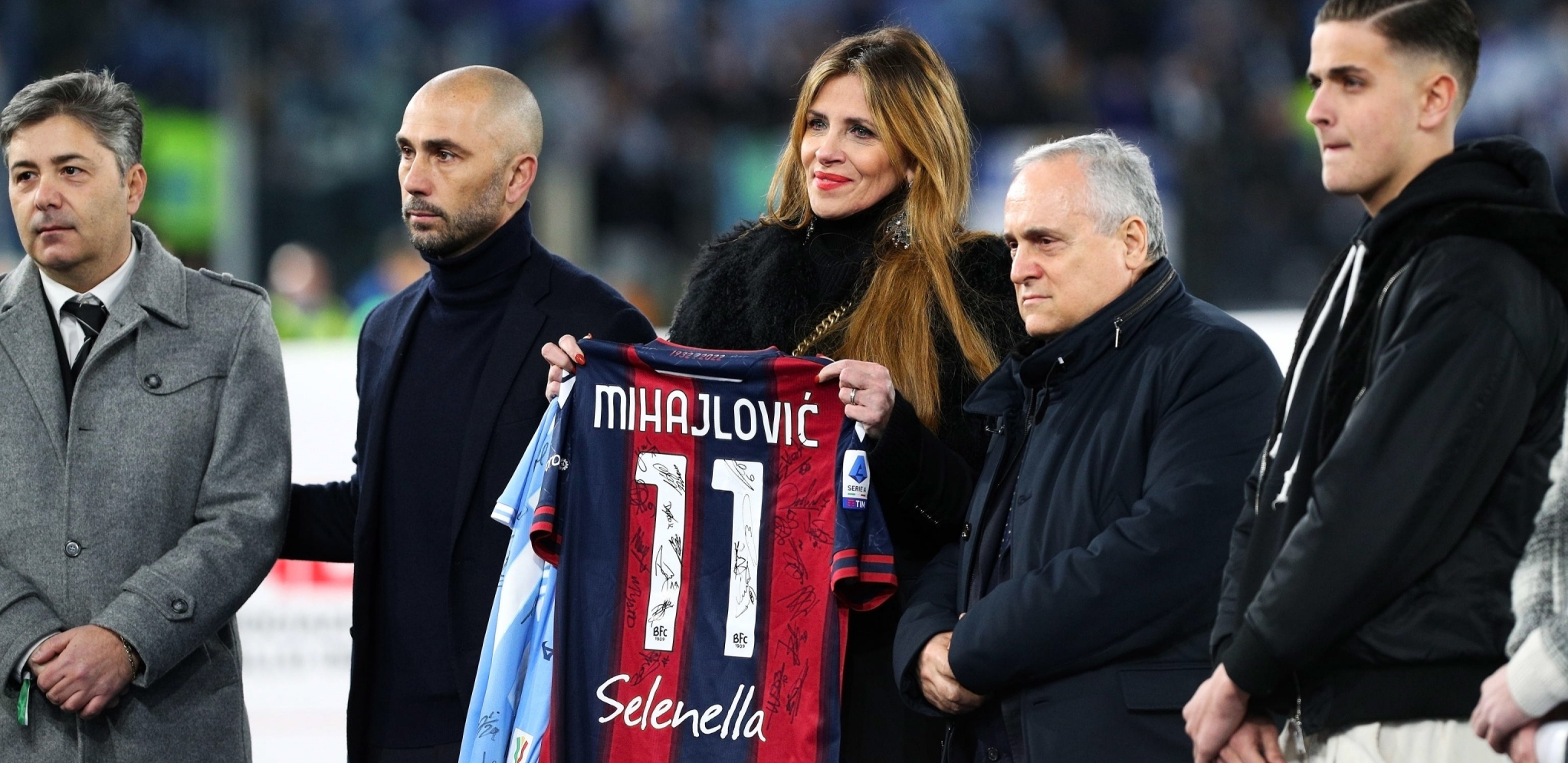 DIRLJIVE SCENE U RIMU Lacio i Bolonja odali počast Siniši Mihajloviću (FOTO)