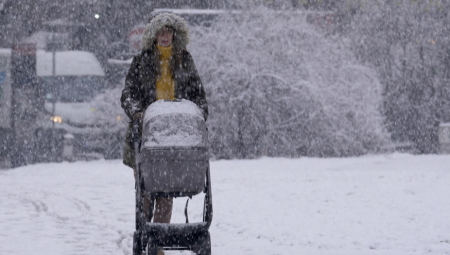 SNEG ŠOKIRAO BEOGRAĐANE! U ovim delovima Srbije mećava, upaljen narandžasti meteo-alarm!