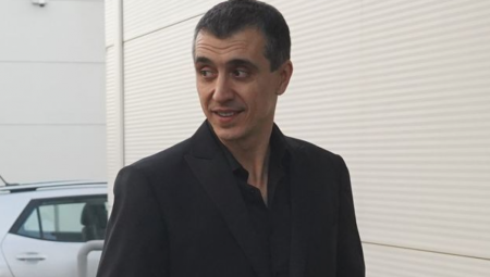 BILO JE ZASTRAŠUJUĆE GLEDATI, IMALA JE 950 GRAMA Bulat dobio ćerku, a lekari mu rekli da neće preživeti noć, pevač se prisetio najtežeg trenutka