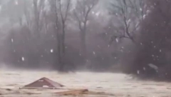 IBAR ODNEO CELU KUČU! Reka potpuno podivljala, nosi sve pred sobom! (VIDEO)
