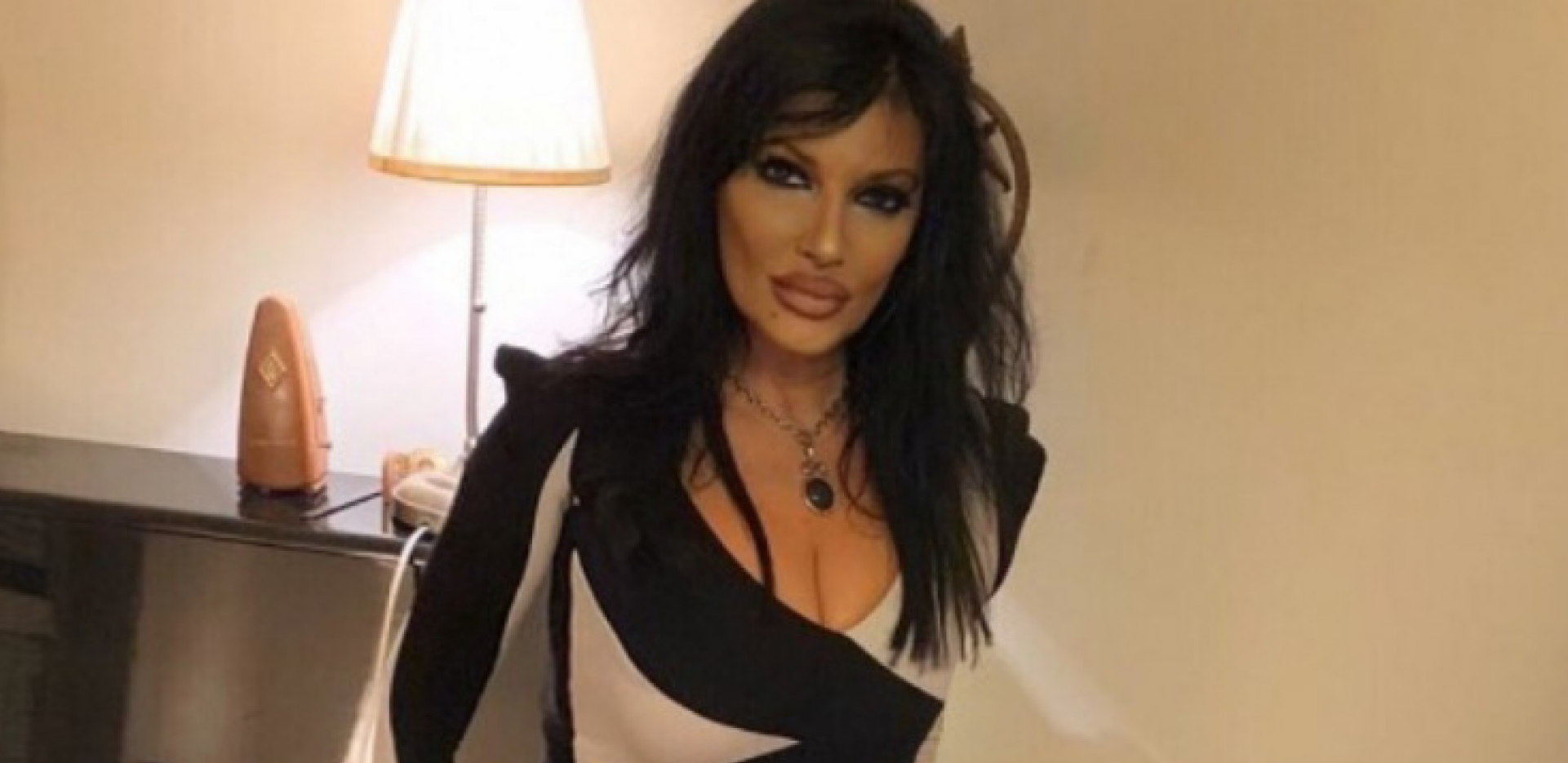 JOKSIMOVIĆEVA BIVŠA ZADIGLA HALJINU U PUNOJ KAFANI Vesna provokativnim izdanjem zapalila masu, a njen smeli postupak ne prestaje da se komentariše!