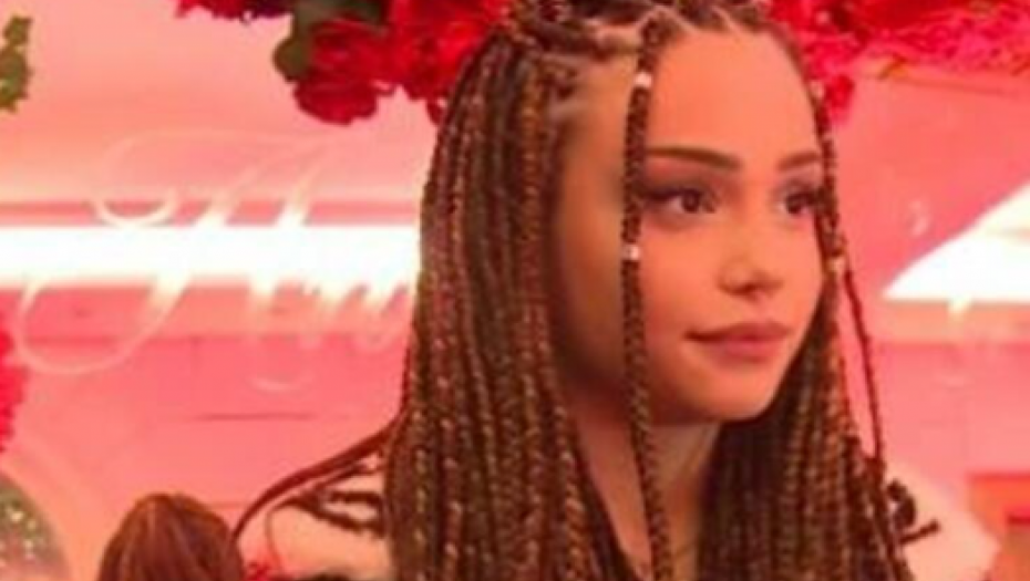 BREKSVICI POZLILO PRED NASTUP! Pevačici obe ruke zavijene, oglasila se i fanovima poslala važnu poruku (FOTO)