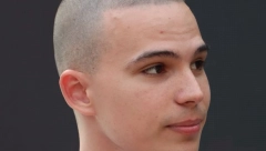 VOJAŽ NAPADNUT NA NASTUPU! Pogodili ga flašom u glavu, iz publike se čuli jecaji! (FOTO)