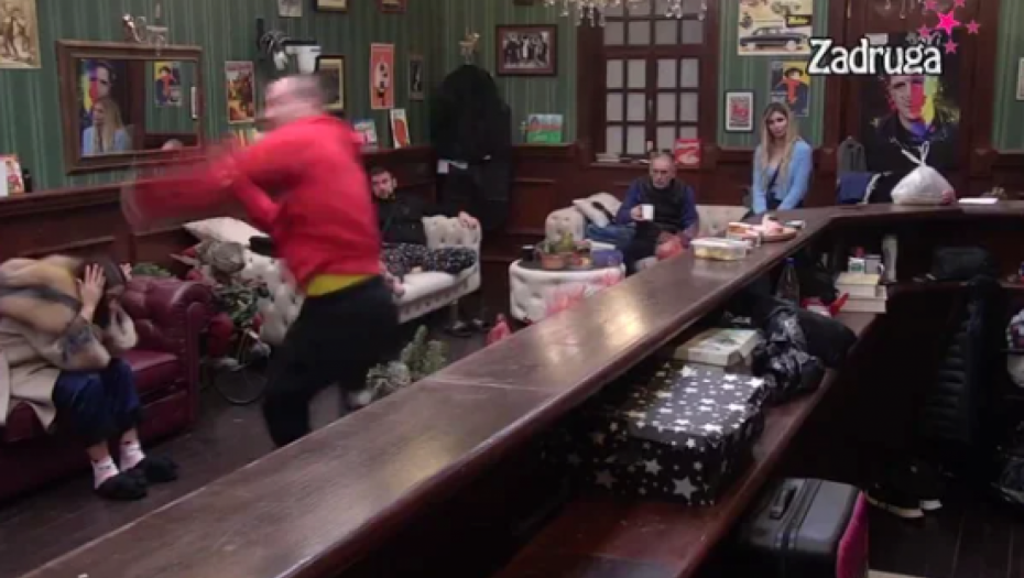 "IGRALA SI SE SA MNOM" Zvezdan napao Aleks, zapretio bekstvom iz rijalitija, PA NAPRAVIO RUSVAJ U PABU