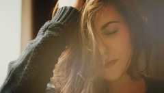 OVO POKAZUJE DA NISTE SREĆNE U BRAKU Navike na društvenim mrežama mogu da vas odaju