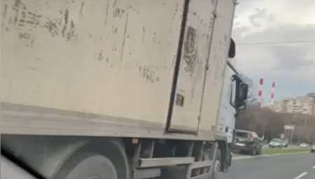 SUDAR U BRAĆE JERKOVIĆ Kamion udario u automobil, srča rasuta po putu! (VIDEO)