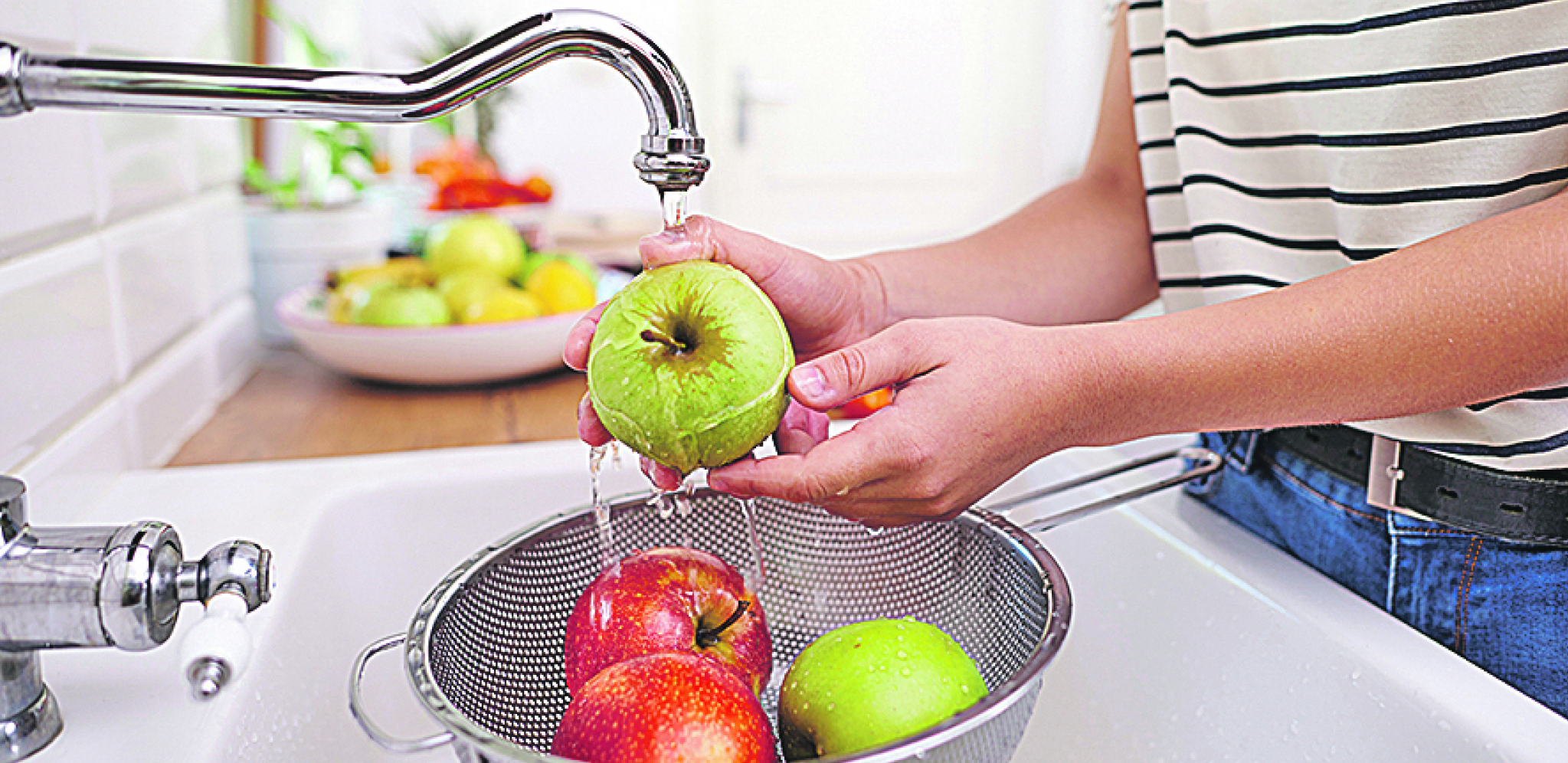 JEDITE VOĆE BEZ PESTICIDA Najbolji način za uklanjanje otrovnih materija sa jabuka