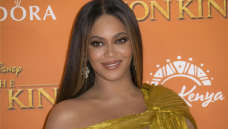 FAN IZDAO BIJONSE Naočare poznate pevačice se našle na aukciji, početna cena je 15.000 funti