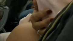 U AVIONU JE SNIMALA ŠTA BESRAMNA PUTNICA RADI MUŽU Da li je ovo moguće? (VIDEO)