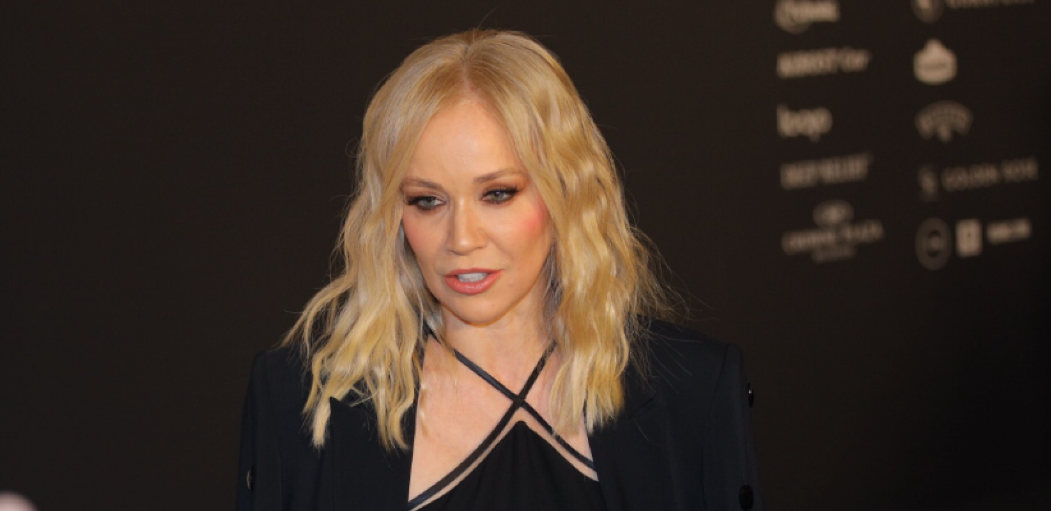 CRNA HALJINA SA GOLIM LEĐIMA I BOKOVIMA Jelena Rozga žari i pali na večerašnjem MAC-U, progovorila i o zdravstvenom problemu! (FOTO/VIDEO)